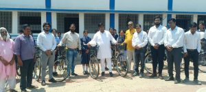 सरस्वती साइकिल योजना: के तहत स्वामी आत्मानंद नवापारा पोड़ी. में विधायक डॉक्टर विनय ने छात्राओं को किया साइकिल वितरण