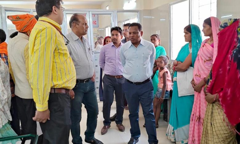 कलेक्टर  नरेंद्र दुग्गा औचक निरीक्षण पर पहुंचे सामुदायिक स्वास्थ्य केंद्र मरीजों से बात कर उनके स्वास्थ्य की ली जानकारी