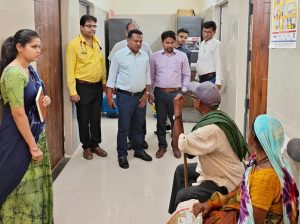 कलेक्टर  नरेंद्र दुग्गा औचक निरीक्षण पर पहुंचे सामुदायिक स्वास्थ्य केंद्र मरीजों से बात कर उनके स्वास्थ्य की ली जानकारी