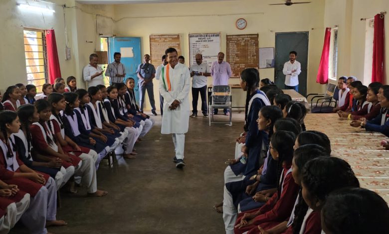 छात्रावासो के औचक निरीक्षण में पहुंचे प्रभारी मंत्री मोहन मरकाम